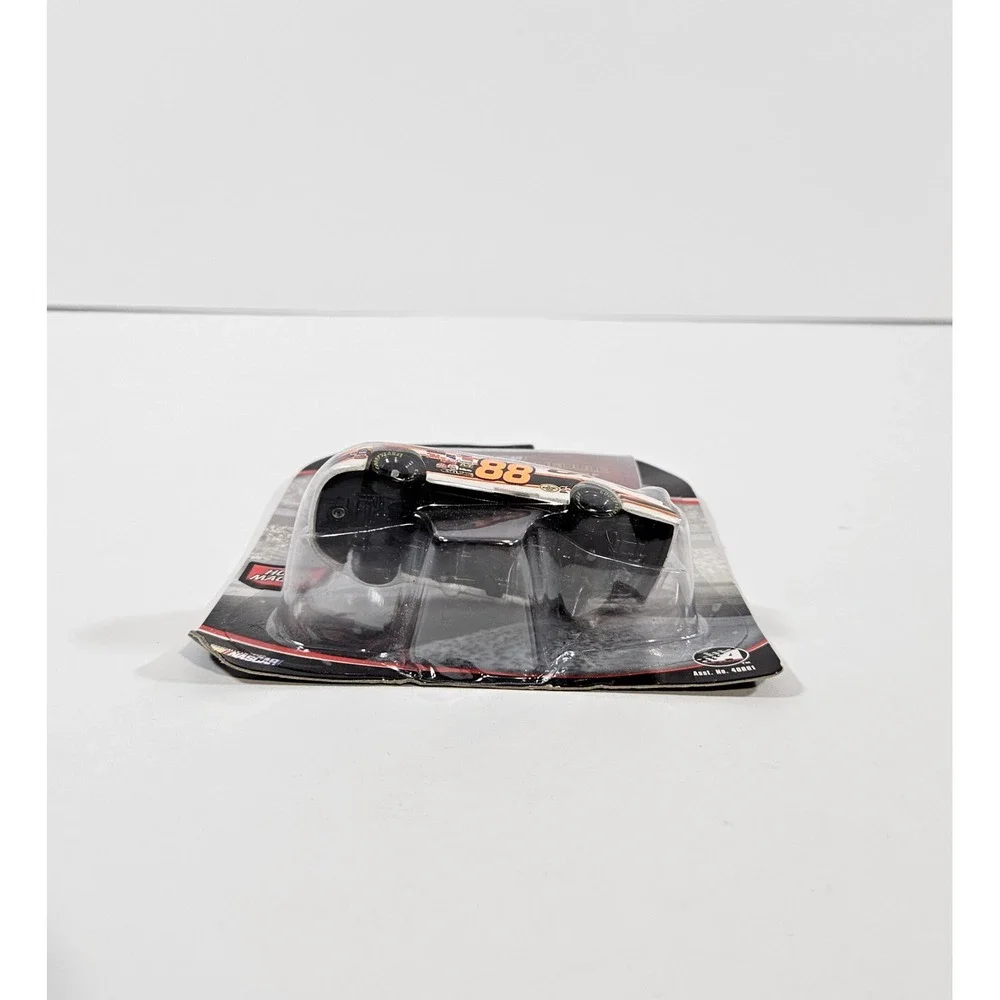 Winners Circle Dale Jarrett 88 UPS 2006 NASCAR 1:64 Diecast Car with Hood Magnet